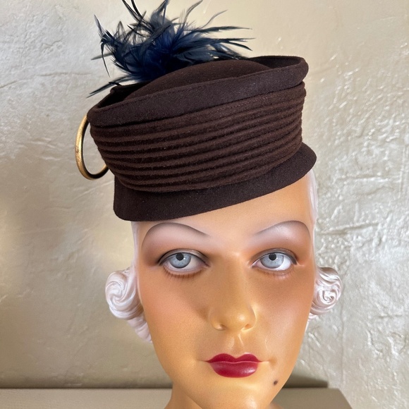 ELABORATE 1940s\' BROWN FELT TOQUE + TOPSTITCHING, 2 GOLD RINGS & BLUE FEATHERS main image 5